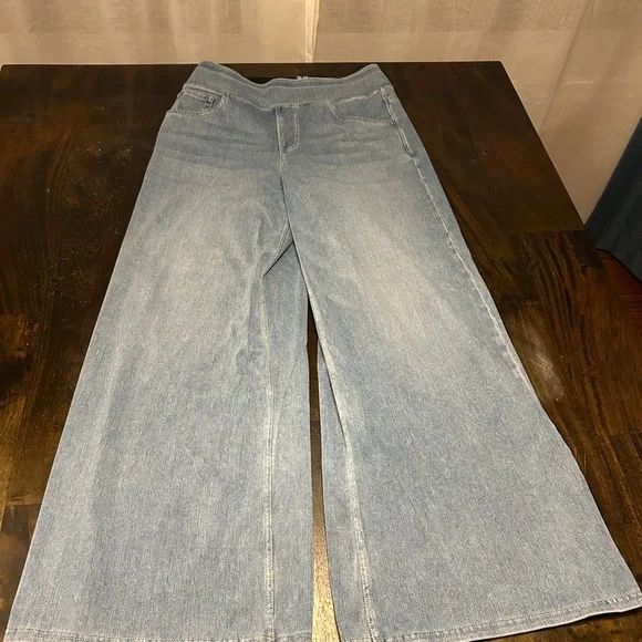 Halara Sweatpants Blue Jeans - Women's Light Blue Wide-Leg Jeans with pockets - Picture 3 of 5